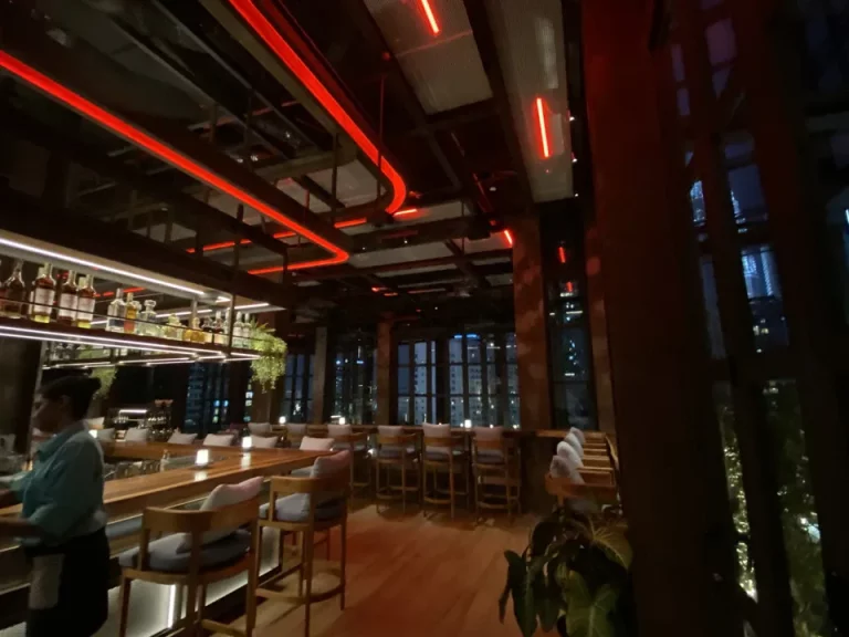 プールサイドだけでなく、室内の席もあります。席数は多いです。