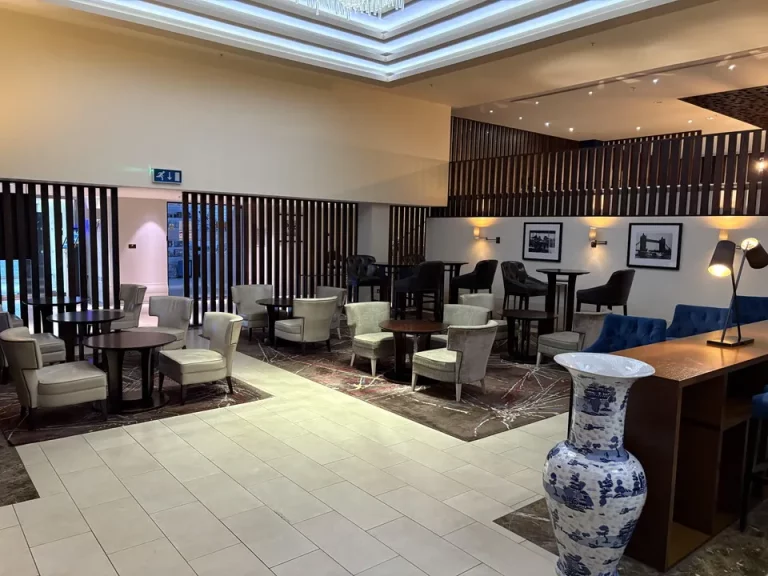 フロント近くの広場