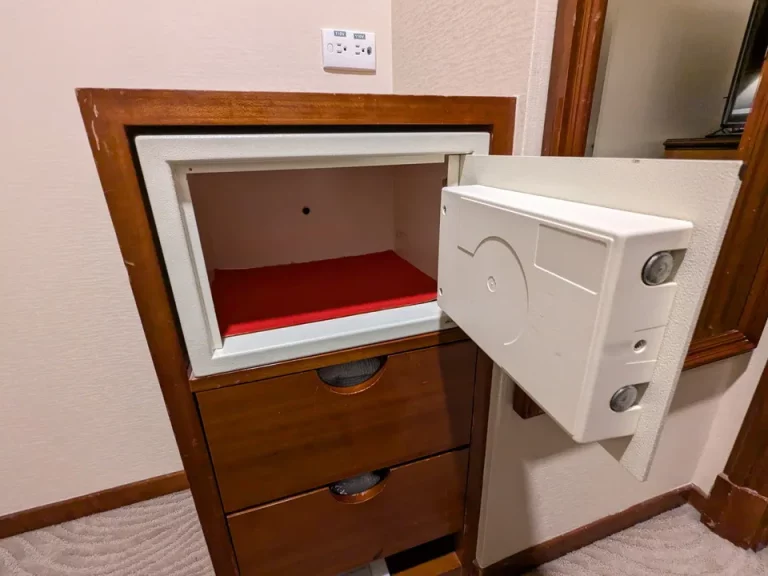 ウォークインクローゼット内セキュリティボックス開けた状態