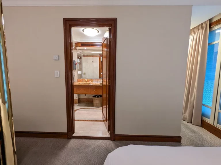 バスルーム入口から全景(1)