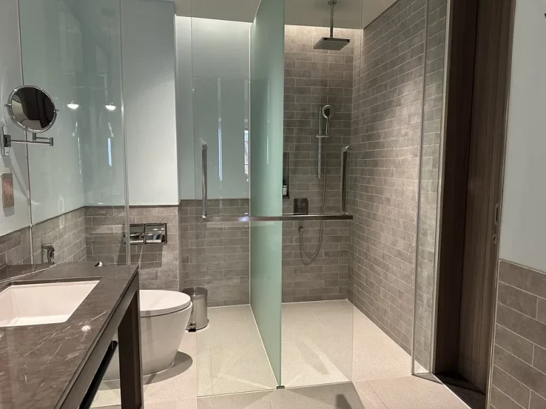 バスルーム内から入口