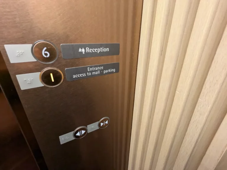 1階からロビー階へのエレベーター階数ボタン