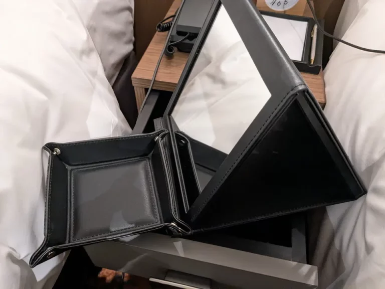 引き出しに折り畳みミラーとアクセサリートレー