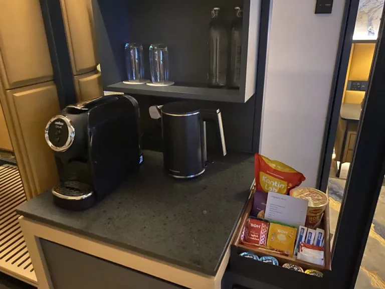 ミニバー、コーヒーマシーンとポットです
