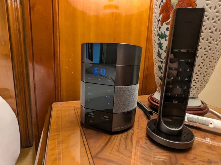 寝室のサイドテーブルにワイヤレス充電兼用スピーカー(1)