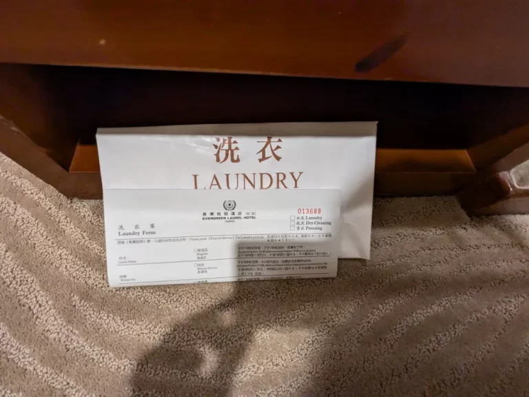 ウォークインクローゼット内の引き出しにランドリー注文票