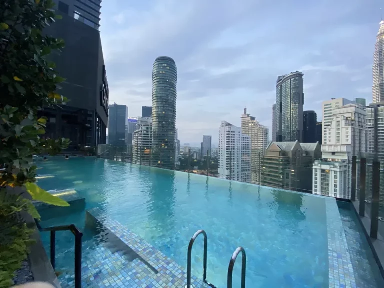 プールは21階にあります。インフィニティープールです。