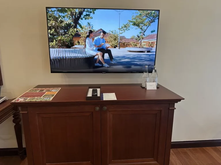 ベッド方向からテレビ