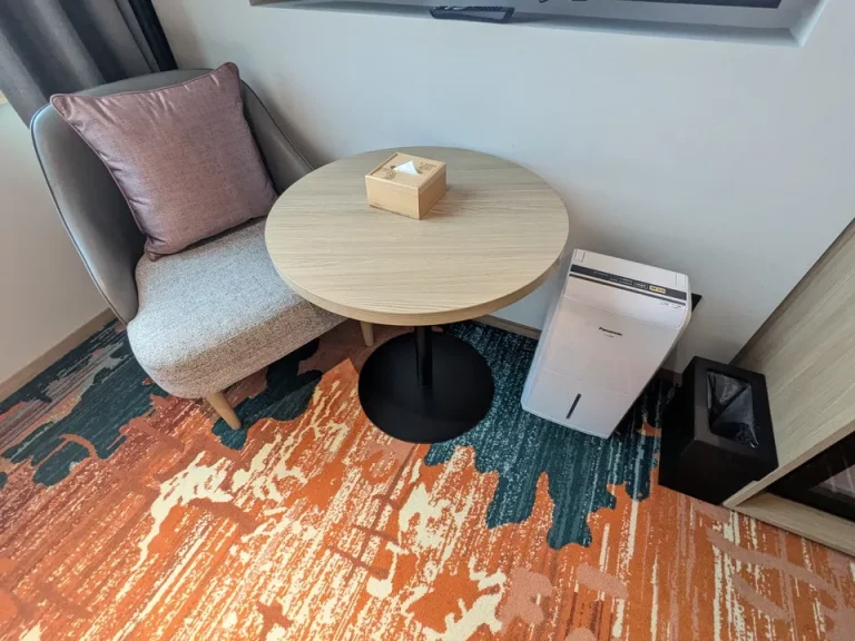 テーブルとイスと空気清浄機