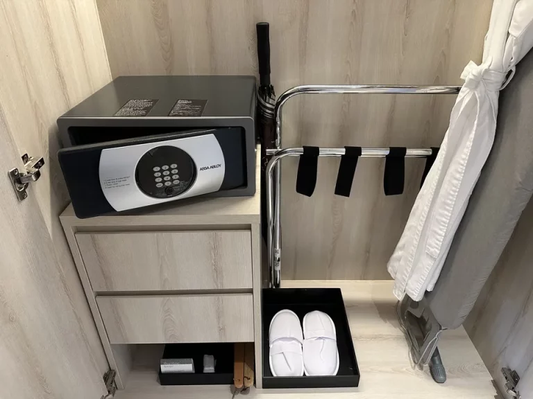 クローゼット内観