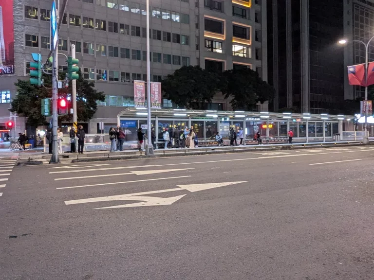 ホテル向かいに大きなバス停(長安松江路口)