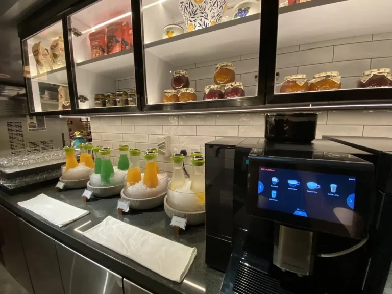 ジュースは搾りたて生ジュースです。コーヒー、紅茶はお願いすれば淹れてもくれます。