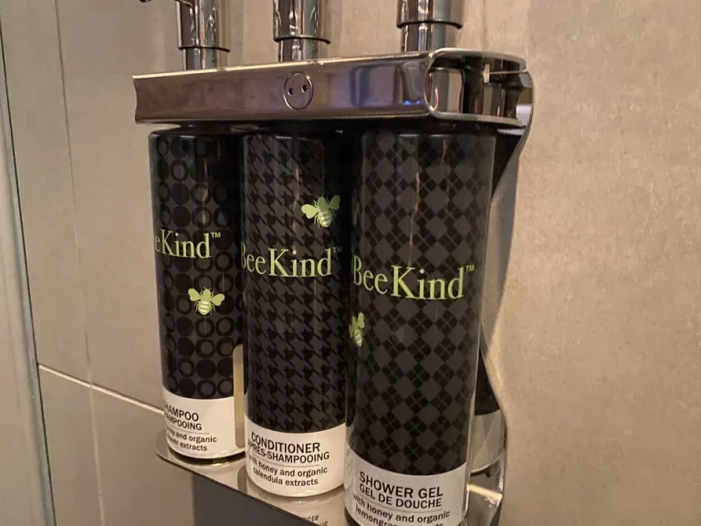 シャワー内の、詰め替え式のボディーソープと、シャンプーコンディショナー