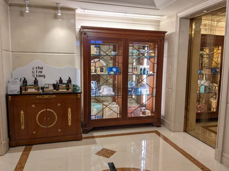 1階エレベーターホールにカタログ通販の商品見本あり