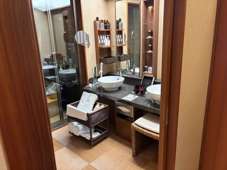 バスルーム入口から全景