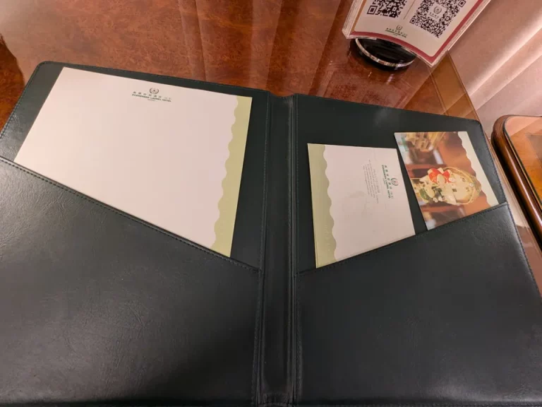 テーブルの引き出しに便箋類