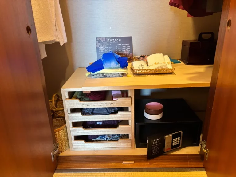 クローゼット開けた状態 (2)