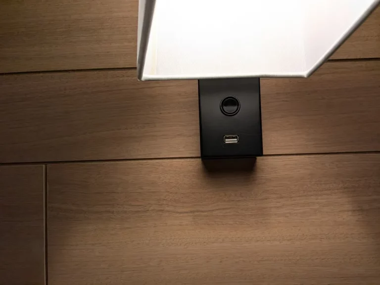 ヘッドボードライトとUSBポート