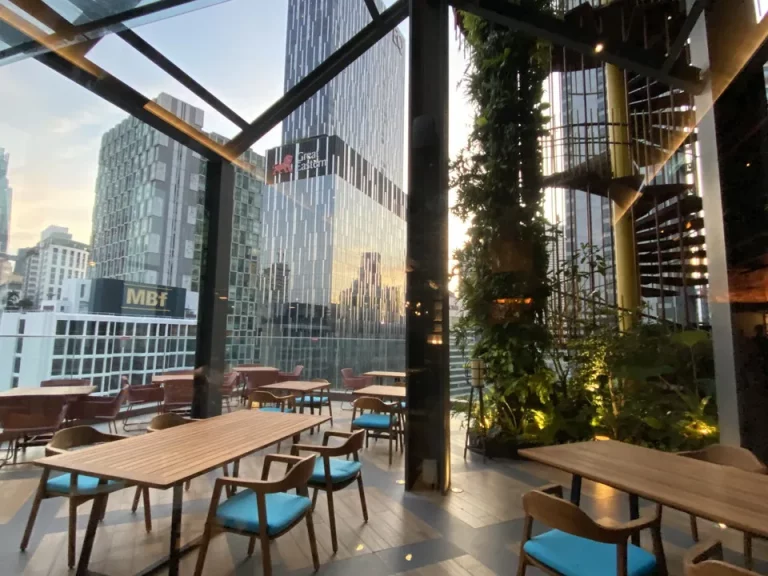 朝食会場、テラス席もあり、ビル群を眺めながら楽しめます。