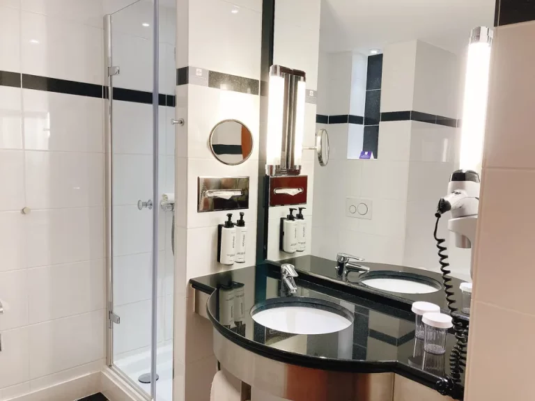 バスルーム入り口から全景