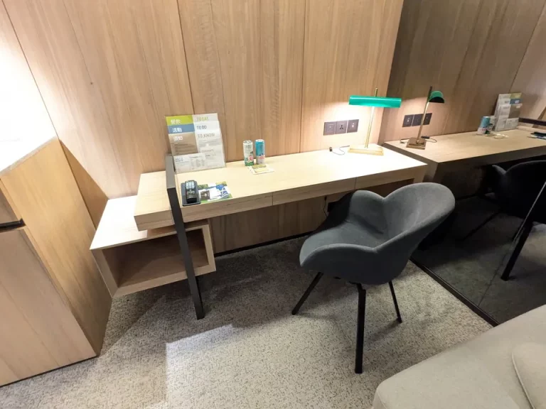 デスクとアームチェア