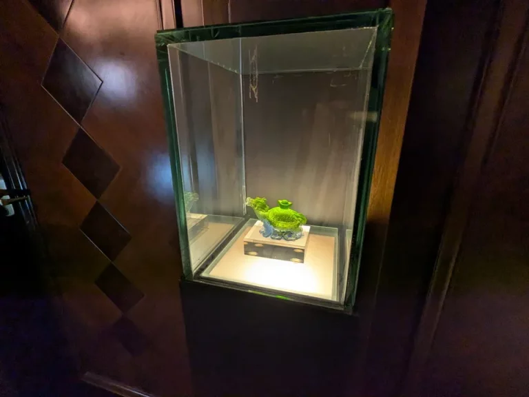 客室階廊下には美術品もあり楽しめます