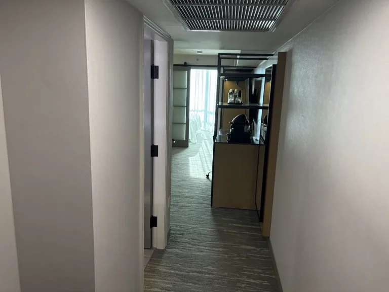 入り口から客室全体