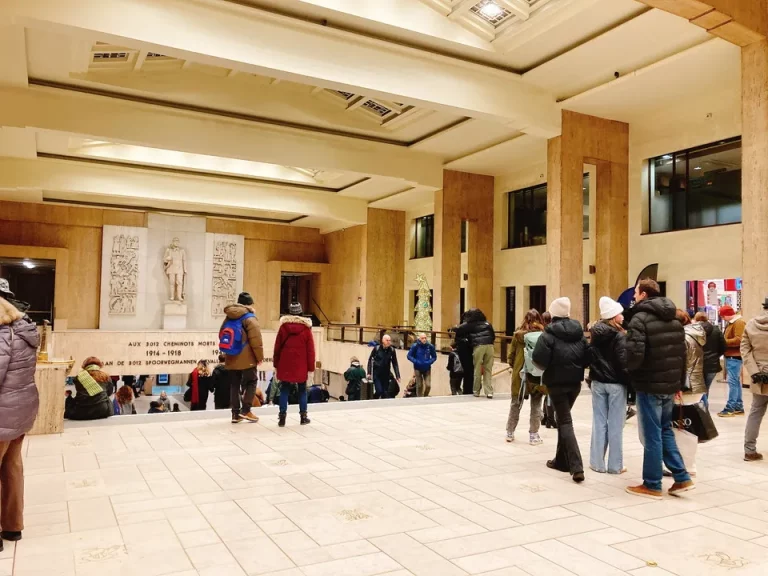空港からブリュッセルセントラル駅まで電車で1本です。(写真はブリュッセル中央駅)