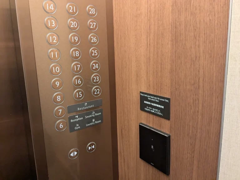 客室階用エレベーター階数ボタン(カードキー必要)