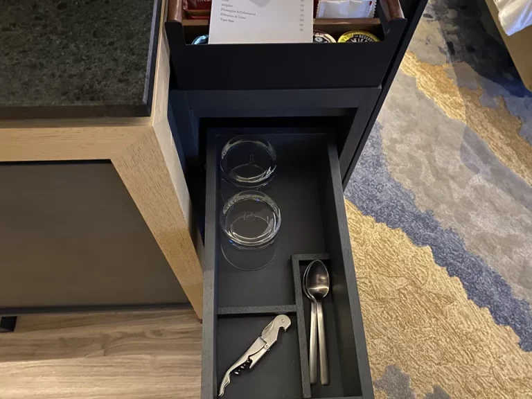 グラス、ショートの格納されている棚