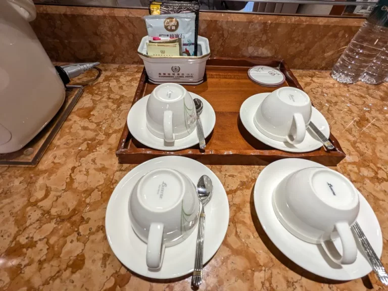 カフェコーナーのカップとドリンク類