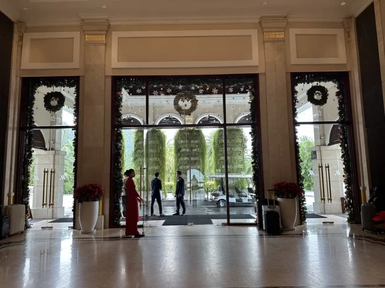 エントランス内観