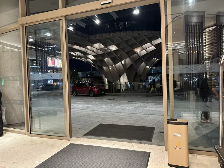 エントランス内観