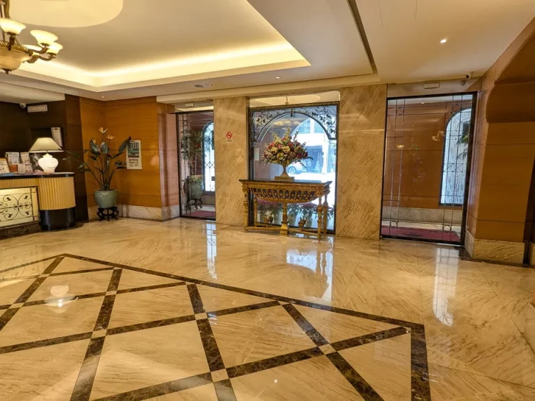 エントランス内観