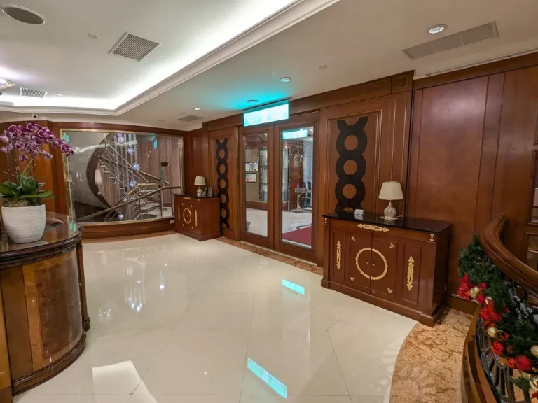 エントランス内観