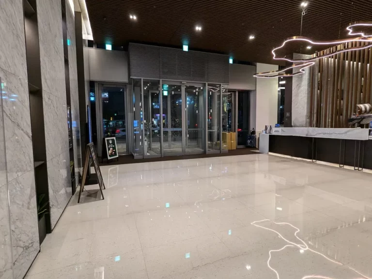 エントランス内観