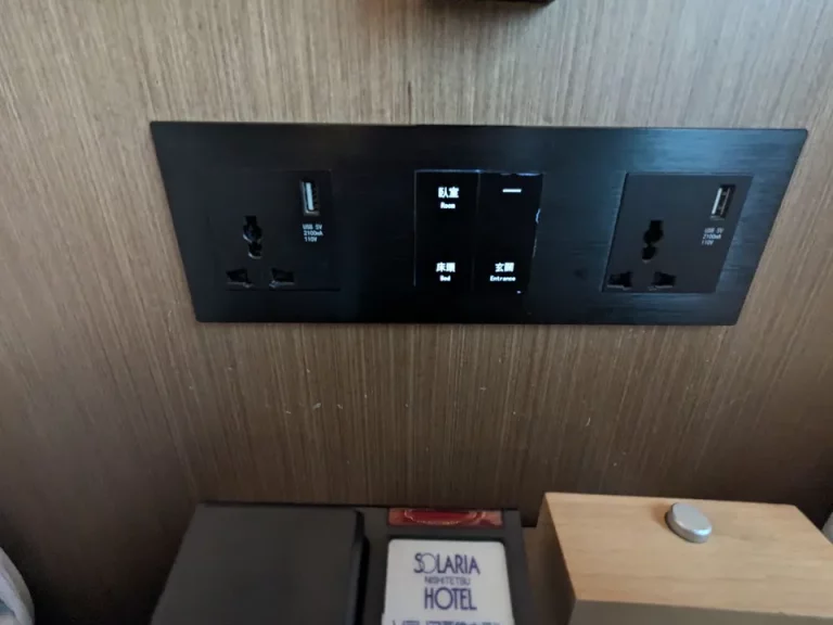 ヘッドボードのスイッチ類