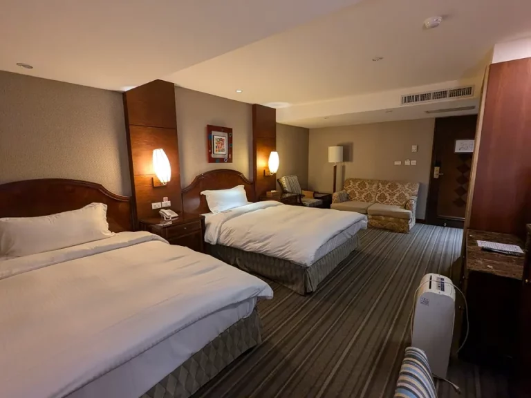 客室全体入口方向