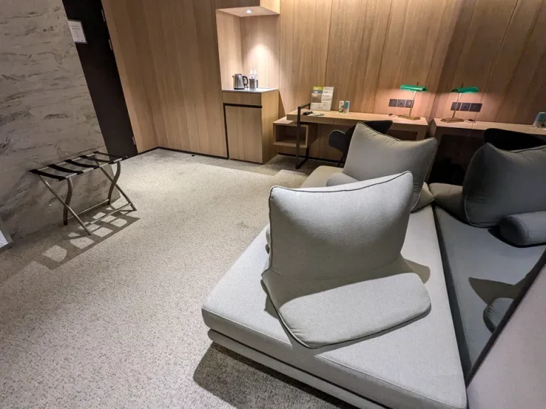 客室全体入口方向