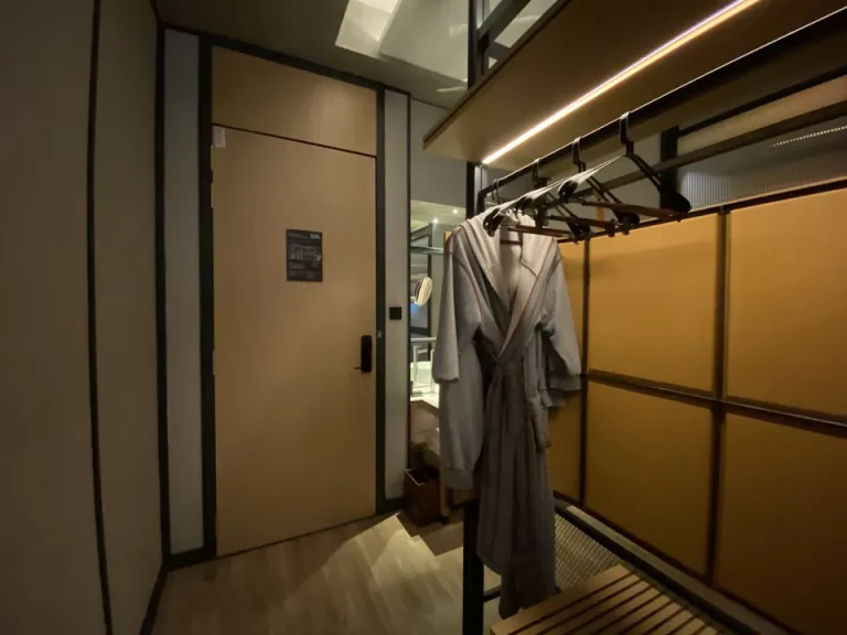 客室入口内側ドアです。