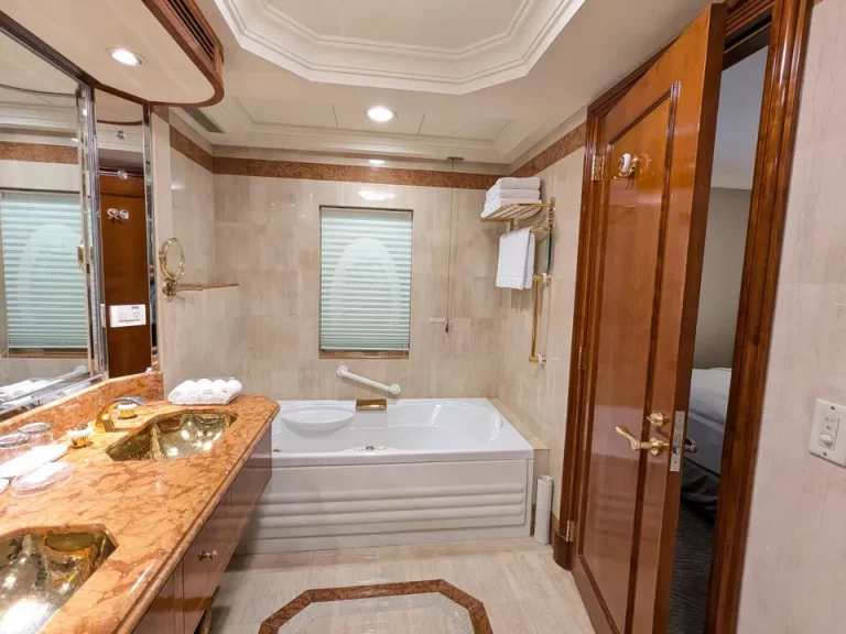 シャワールームからバスタブ方向