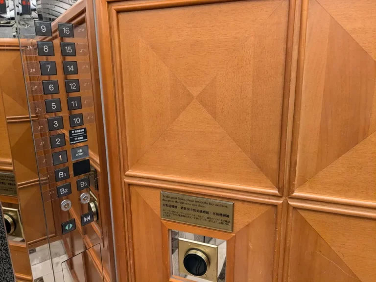 エレベーター階数ボタン(ルームカード必要)
