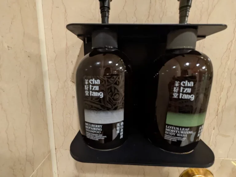 シャワールームに茶籽堂のボディソープとシャンプー