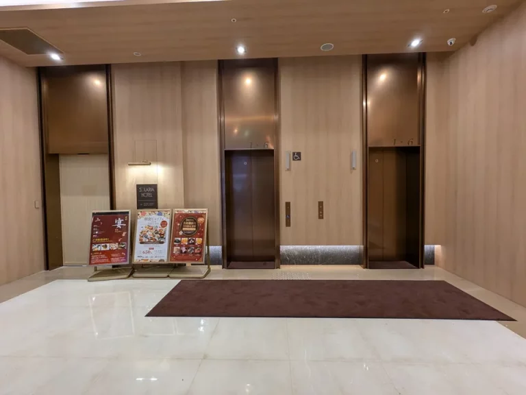 1階エントランスのエレベーターホール