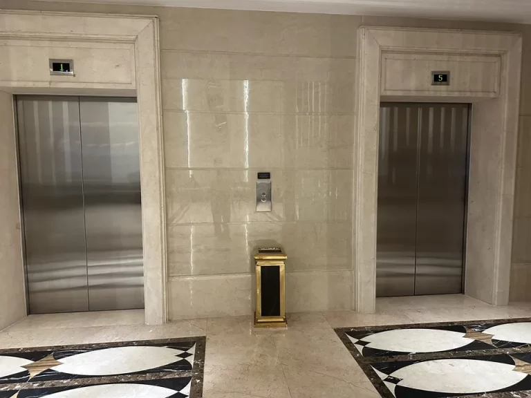 エレベーターホールフロント階