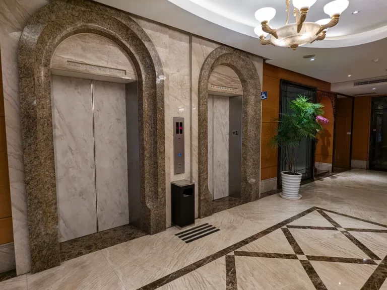 エレベーターホールフロント階