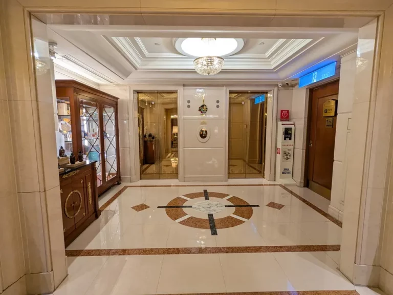 エレベーターホールフロント階