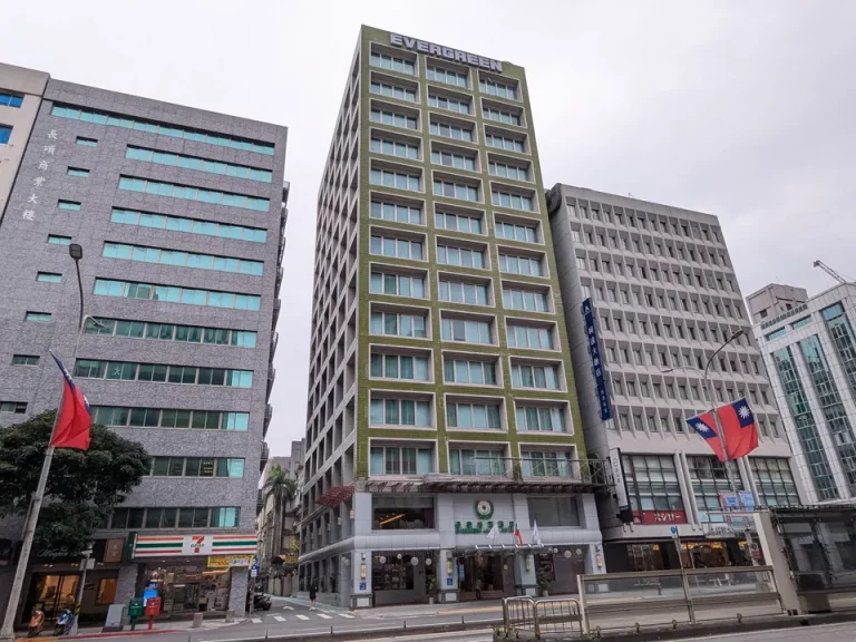 ホテル全体(昼)