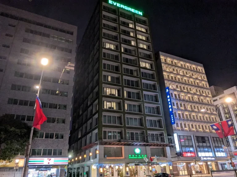 ホテル全体(夜)