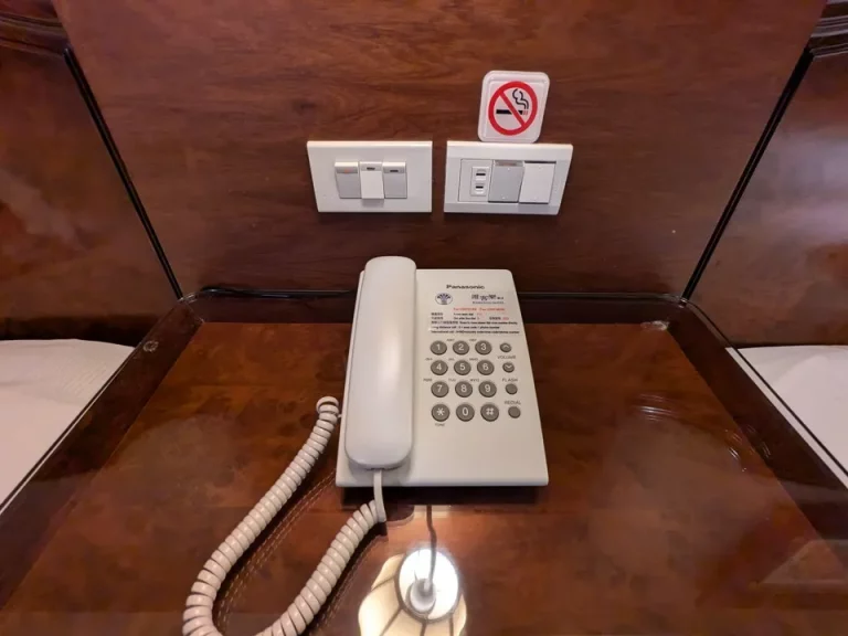 ベッドサイドテーブルの電話、スイッチ